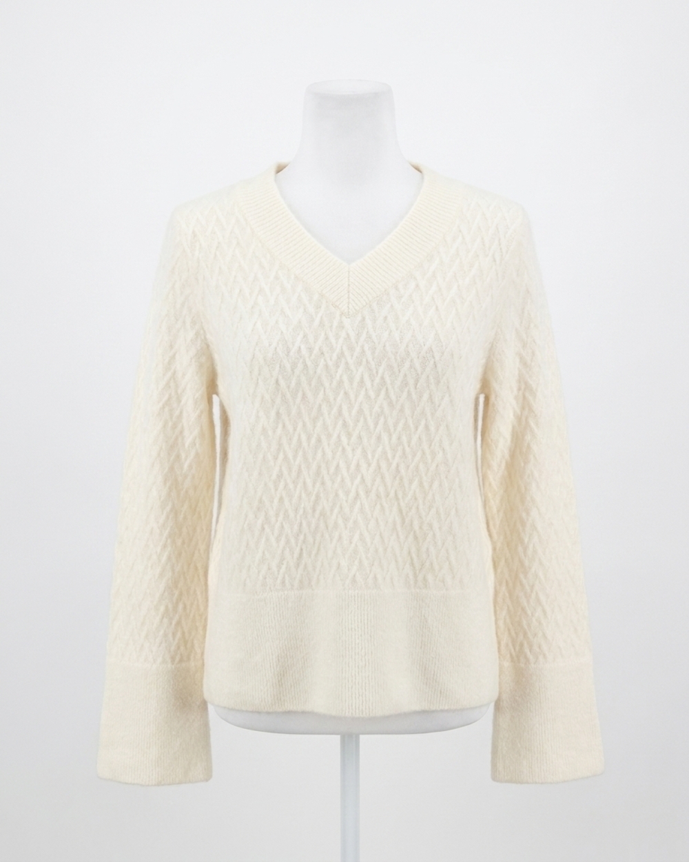 NEW CLOSED long sleeve v-neck pullover in 218 ivory